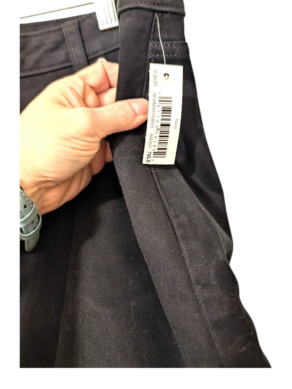 Amazon Essentials Women's Relaxed Black Jeans - Picture 3 of 6